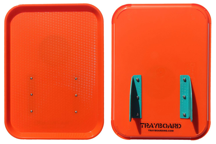 Trayboard: a fast-food tray with fins that can be used to ride waves | Photo: Trayboarding