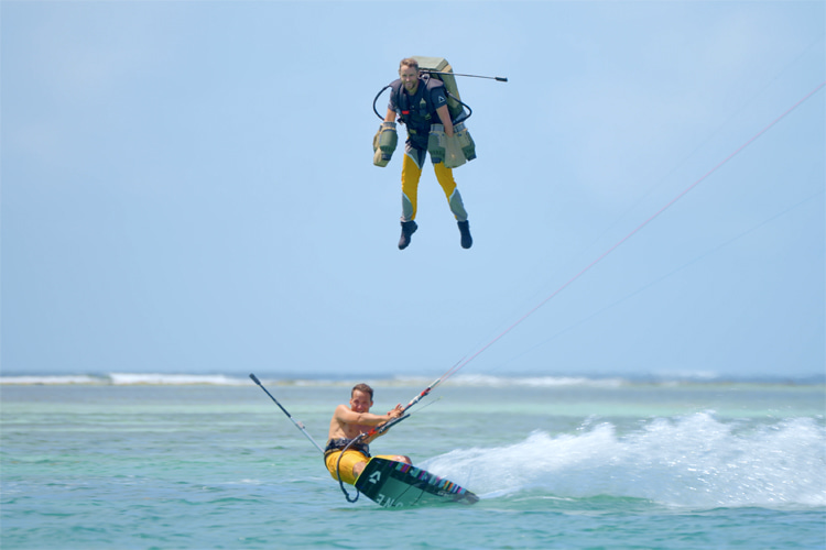 Jeremie Tronet and Richard Browning: the kitesurfer versus the Iron Man | Photo: Insta360