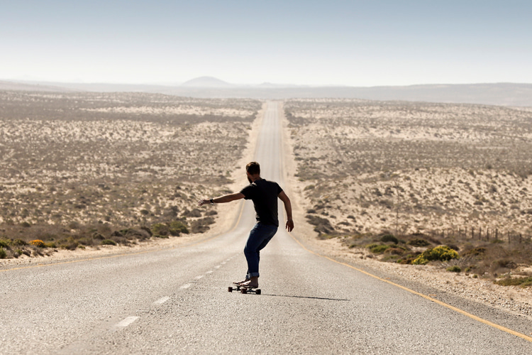 Skateboarding: turning is an essential and always helpful technique for steering a board | Photo: Shutterstock