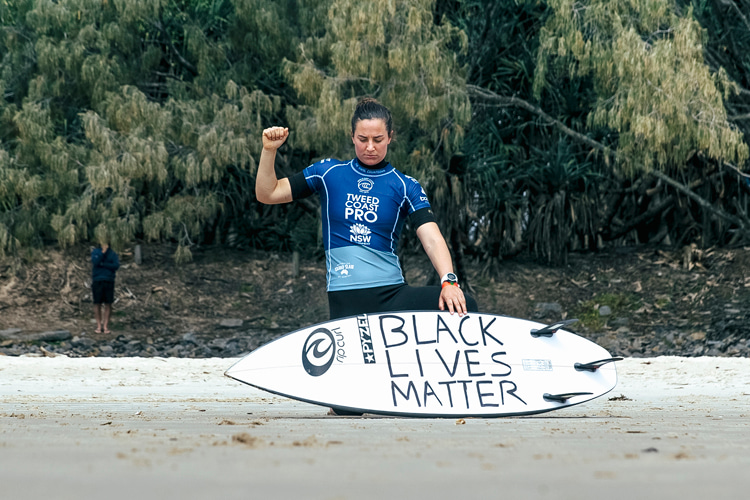 Tyler Wright: alone by herself, taking a knee for Black Lives Matter and against racism | Photo: WSL