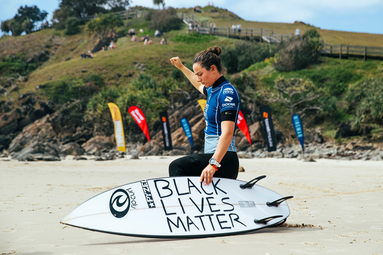 Tyler Wright: she took a knee in solidarity with Black Lives Matter | Photo: WSL