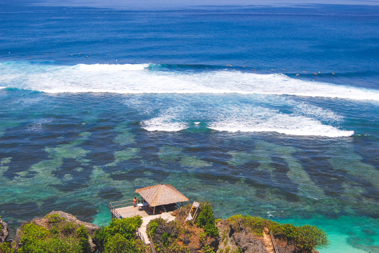 Uluwatu: the waves are great, but low tide always reveals a sharp and shallow coral reef | Photo: Shutterstock