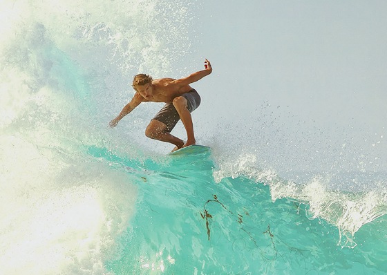Skimboarding: no fins in transparent waters | Photo: Exile Skimboards