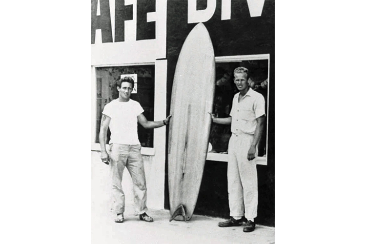 Dale Velzy (left): showcasing the V-fin at the Dive 'N' Surf Shop