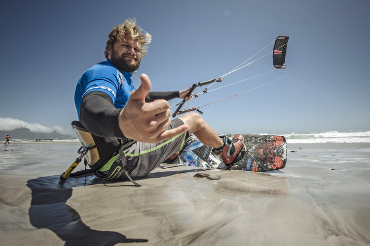 Kiteboarding: use the hand signals for communicating with others | Photo: Bradley/Red Bull