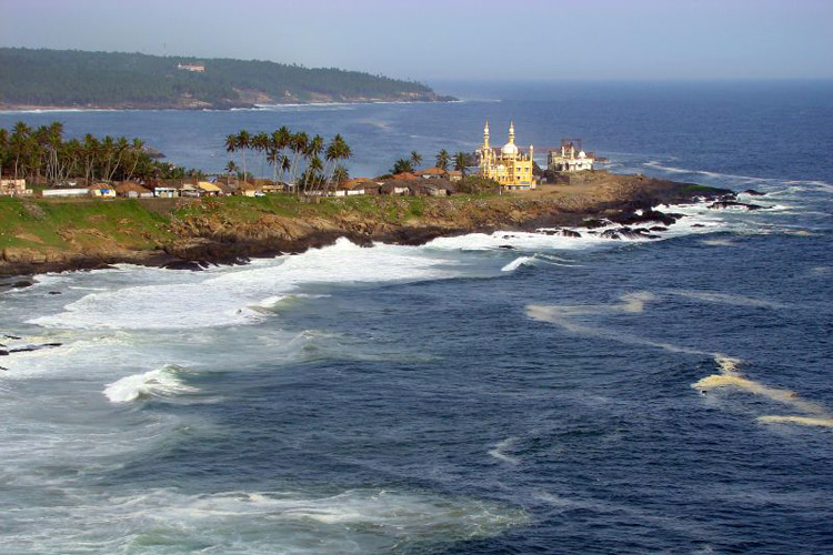 Vizhinjam Mosque: a popular site for tourists looking to explore the culture and history of India | Photo: Arun Jr./Creative Commons