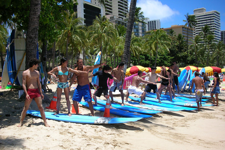 Waikiki beach boys: sharing aloha with visitors and tourists | Photo: Light/Creative Commons