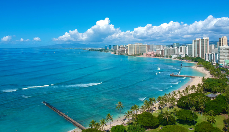 Waikiki: home to several different types of surfing waves | Photo: Shutterstock