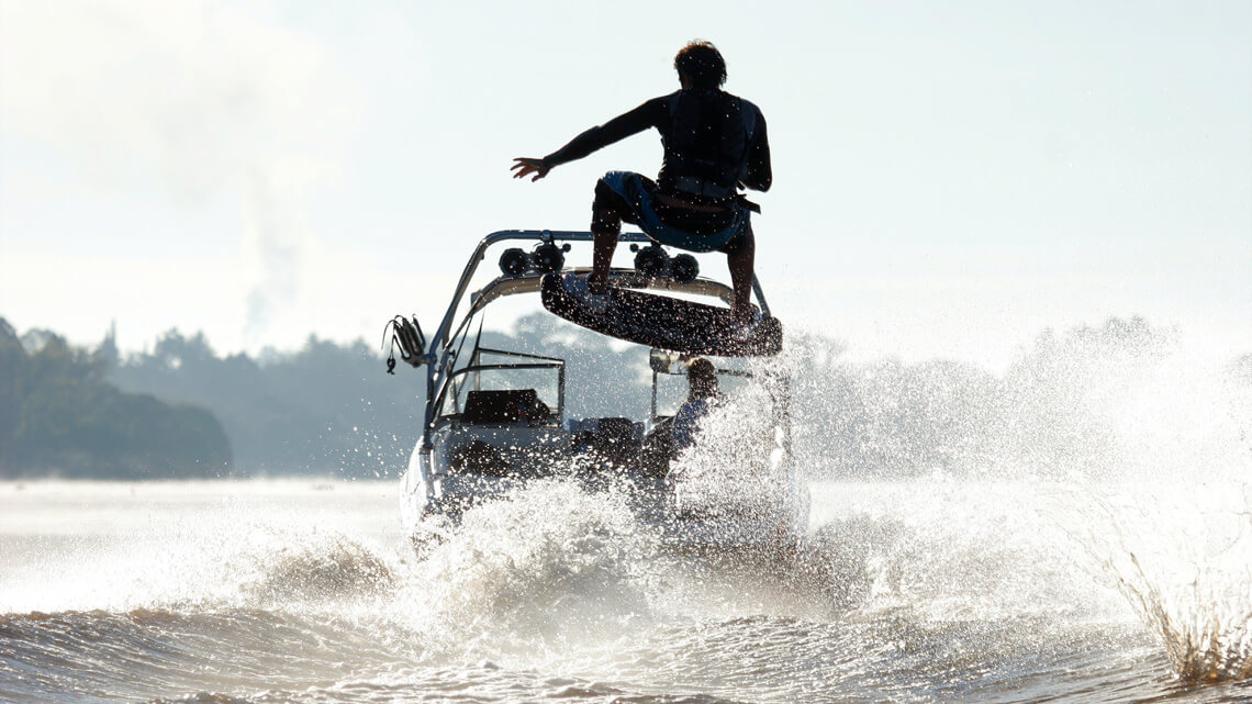 Wakeboarding: choose the board that suits your body type, ability, experience level, and riding style | Photo: Shutterstock