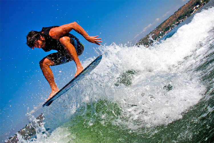 Wakesurfing: a towed water sport that incorporates tricks from wakeboarding, surfing, skimboarding, skateboarding, and even snowboarding | Photo: Urbina/Creative Commons