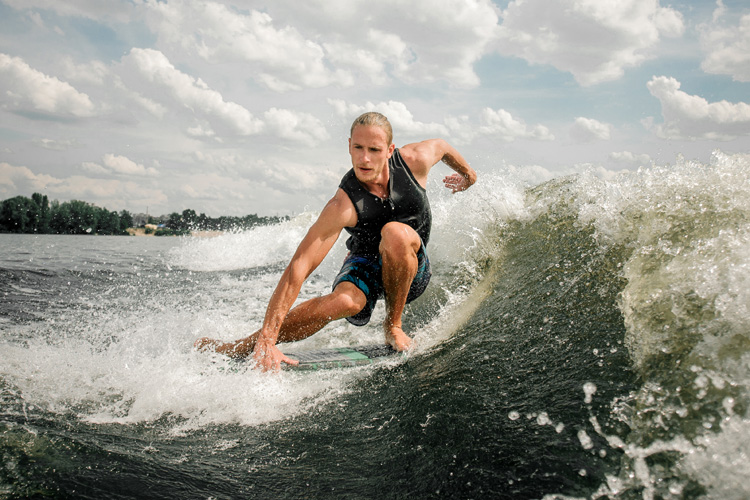 Wakesurfing: it's all about exploring the face of the wake produced by the boat | Photo: Shutterstock