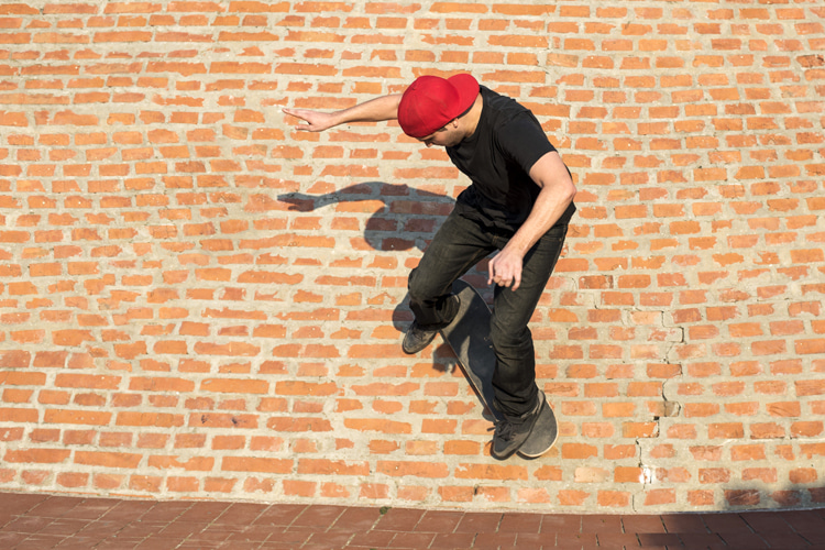 Wallride: the skateboard should approach the vertical surface at a 45-degree angle | Photo: Shutterstock