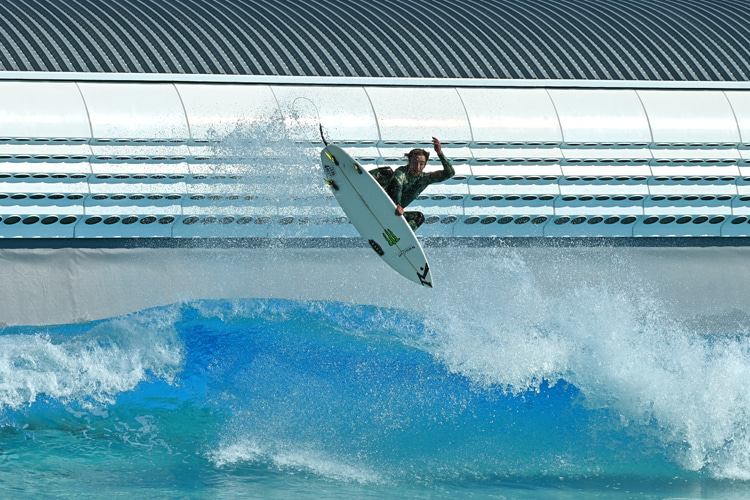 Freshwater surfing: harder to pull off air maneuvers compared to saltwater oceans | Photo: Wavegarden