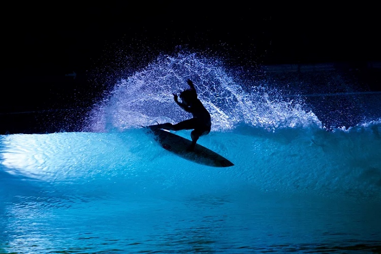 Night surfing: Wavegarden loves it under the stars