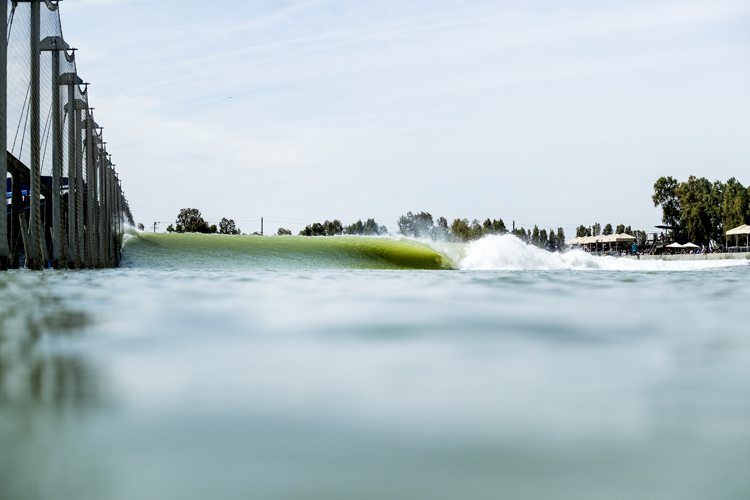 Artificial waves: perfect and repetitive, fun and boring | Photo: Cestari/WSL