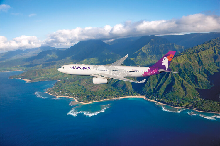 Relative velocity: why do waves seem to break or move very slowly from a distance? | Photo: Hawaiian Airlines