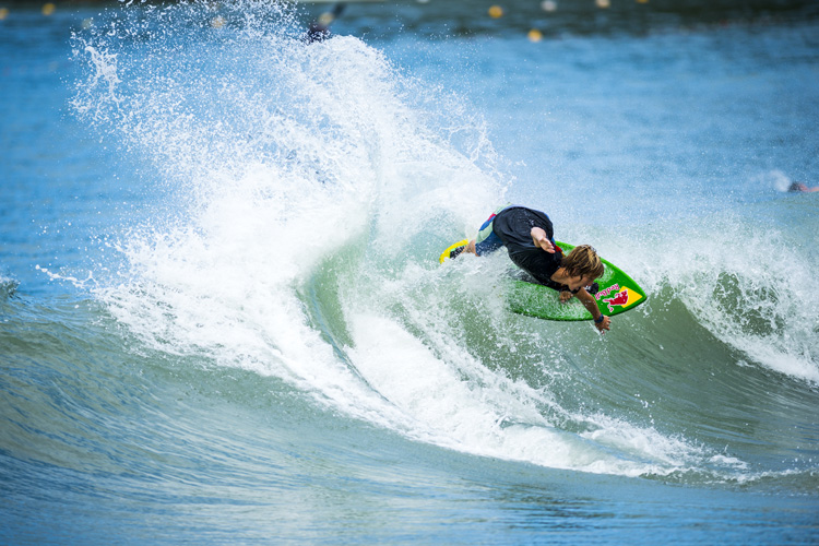 The wrap: turning toward the beach after catching a wave on a skimboard | Photo: Maragni/Red Bull