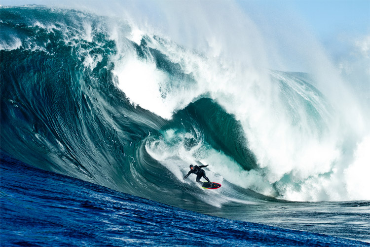 Waves: surfers sometimes carry the weight of the ocean over their shoulders | Photo: Storm Surfers