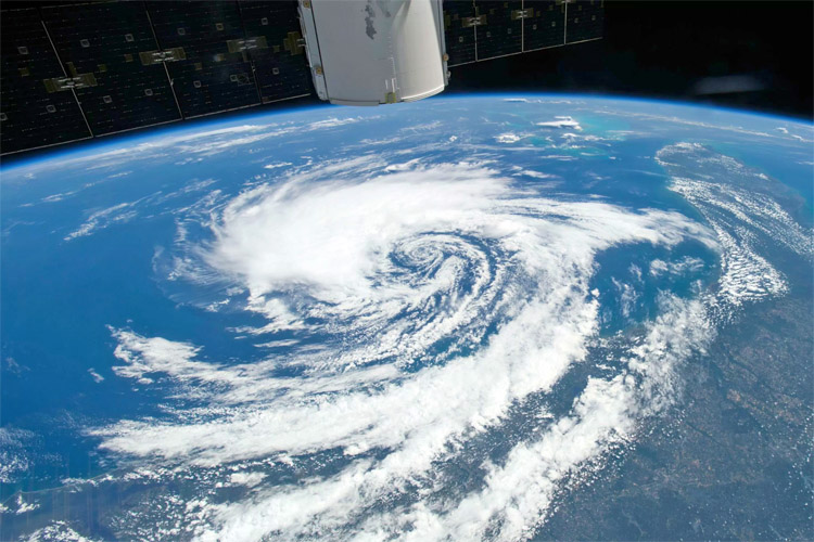 Hurricane: a tropical-rotating storm with winds that blow at 74 miles per hour (119 kilometers per hour) or more | Photo: NASA