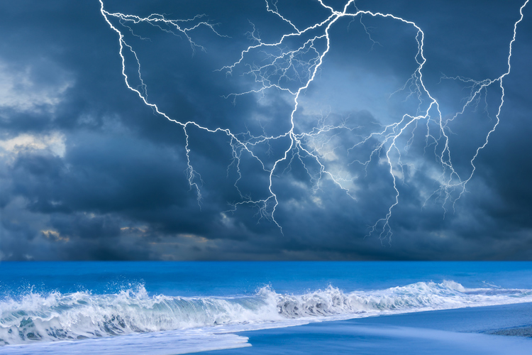 Lightning: natural electrical discharge created by imbalances between a cumulonimbus cloud and the ground or within itself | Photo: Shutterstock