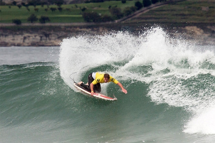 Kneeboarding: a sport invented in the 1950s by Southern California surfers | Photo: Kneeboard Cantabria/ISA
