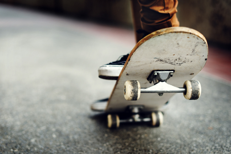 Wheel bite: common problem skateboarders face that can lead to injuries and deck damages | Photo: Shutterstock