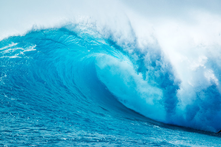 Breaking waves: 1/7 ratio between wave height and wavelength | Photo: Shutterstock