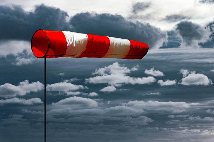 Windsock: a white and red orange-striped conical tube that allows us to check wind speed and direction | Photo: Shutterstock
