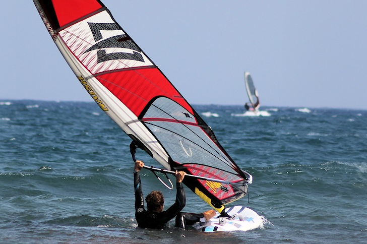 Waterstart: an intermediate windsurfing skill | Photo: howtowindsurf101.com