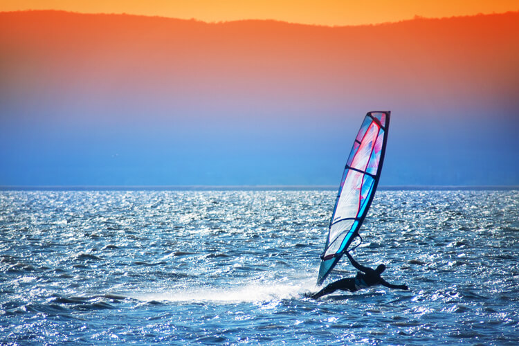 Windsurfing: learn the basics of boardsailing and start sailing fast | Photo: Shutterstock