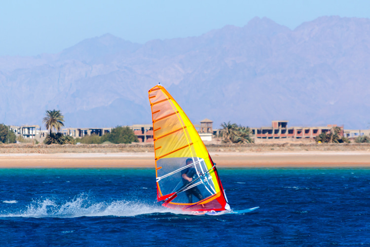 Windsurfing: visit areas at the time of year when they are most likely to have wind | Photo: Shutterstock