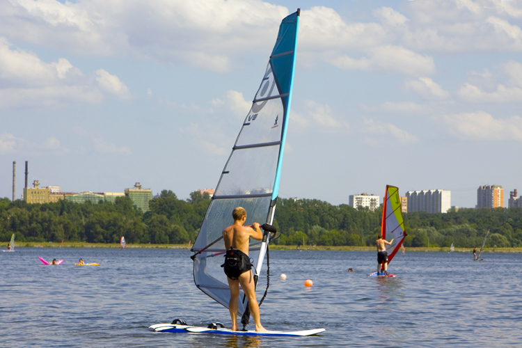 Windsurfing: taking lessons is the best way to learn | Photo: Shutterstock
