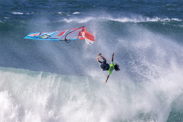 Wipeouts: jumping away from the windsurfing equipment is always a smart move | Photo: Carter/PWA