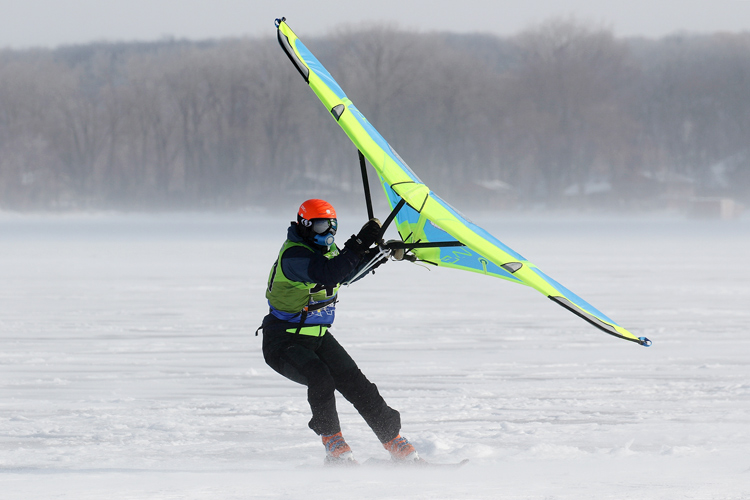 Winter wing surfing: a class in which the athlete holds a wing/sail resembling a kite with his hands | Photo: WISSA