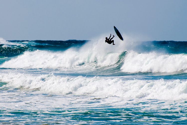 Wipeouts: always jump off from your board | Photo: Shutterstock