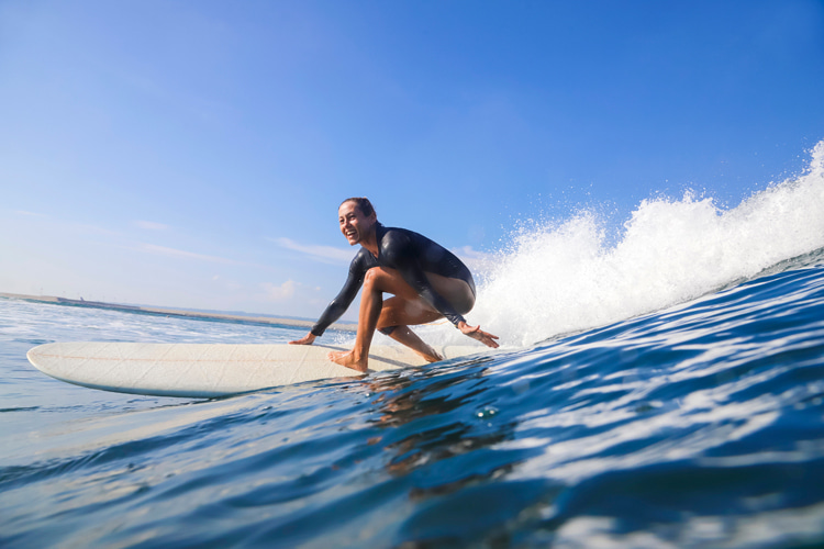 Women surfing: menstrual cups and tampons are the best option for managing period | Photo: Shutterstock
