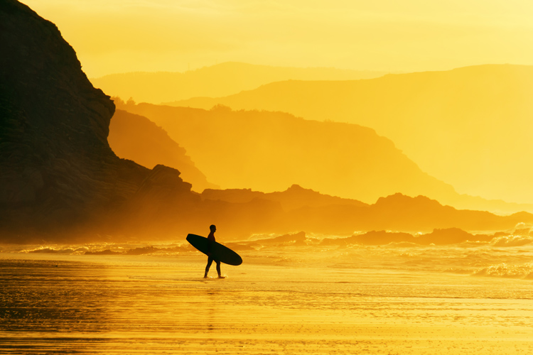 Surfing: a water sport, a religion, and a lifestyle | Photo: Shutterstock